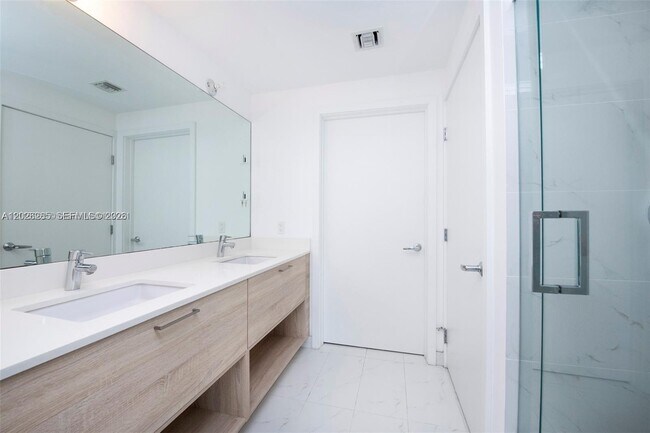 Building Photo - 16385 Biscayne Blvd