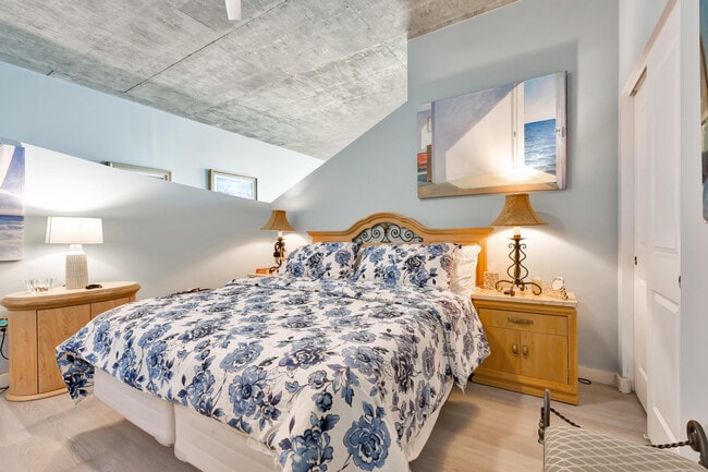 Building Photo - 300 S Australian Ave