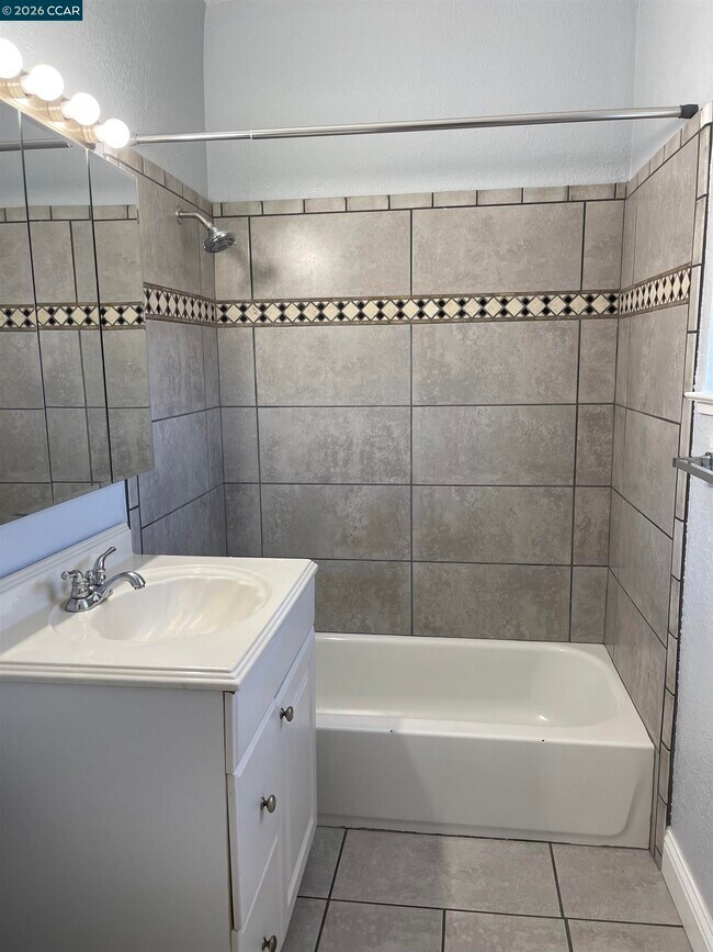 Building Photo - 1705 Linden St