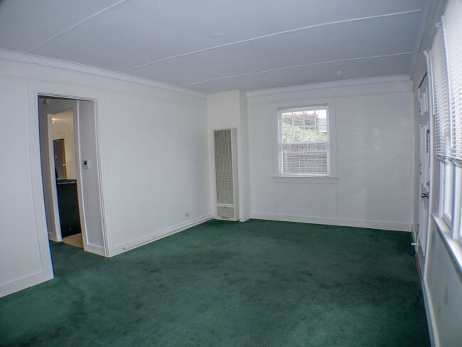 Building Photo - Historical Cottage!