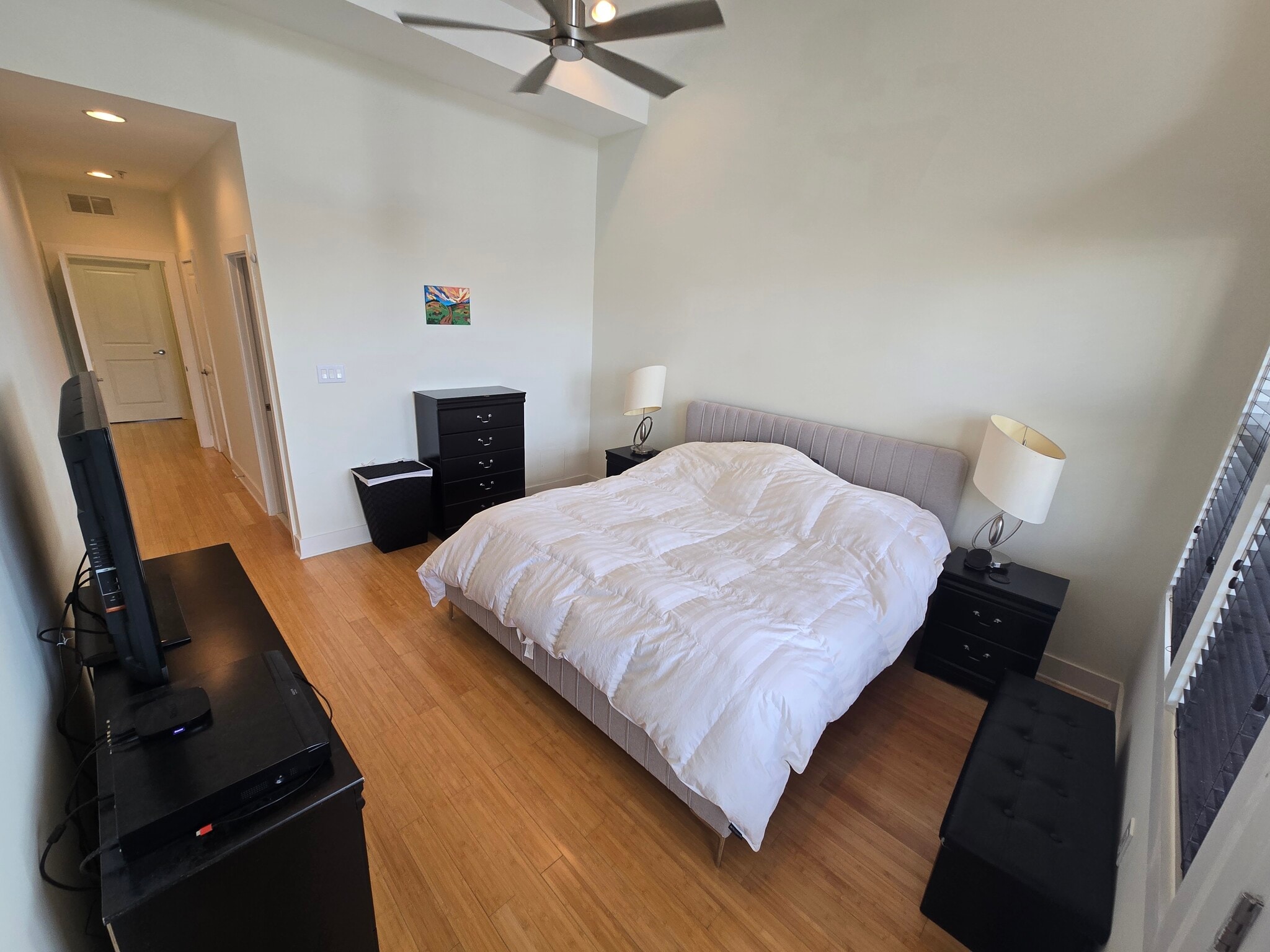 King sized bed with lots of space - 1013 V St NW