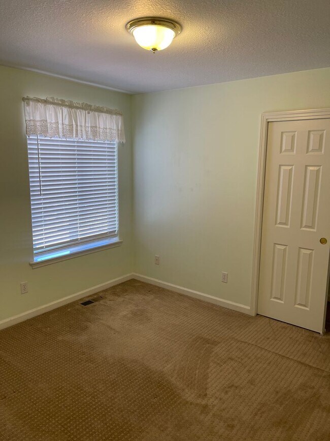 Building Photo - Charming Three Bedroom Pet Friendly Home in Lebanon Or!