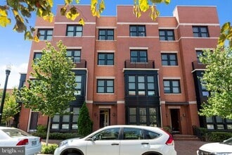 Building Photo - 621 E Howell Ave
