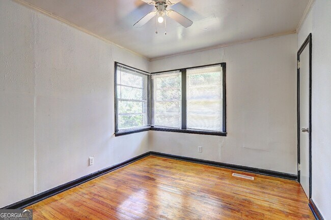 Building Photo - 2006 Pine Hill Dr