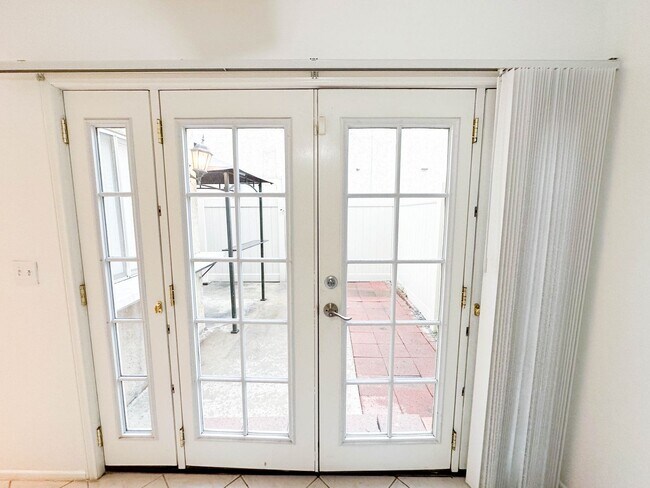 Building Photo - Townhome AVAILABLE NOW in Colton. 2 Bed / 2 Bath Floorplan  + Garage!
