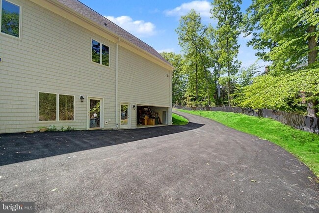 Building Photo - 10205 Sorrel Ave