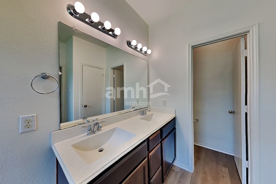 Building Photo - 10016 Sterling Pl Dr