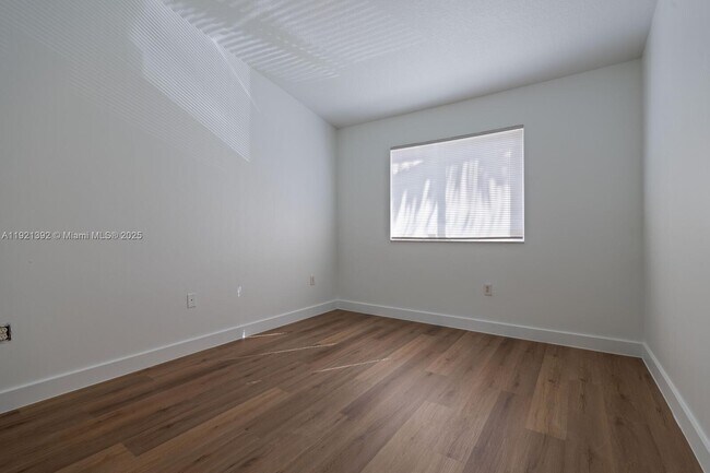 Building Photo - 990 NE 33rd Terrace