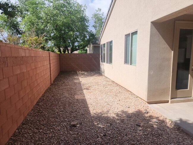 Building Photo - 945 N Slow Creek Ln