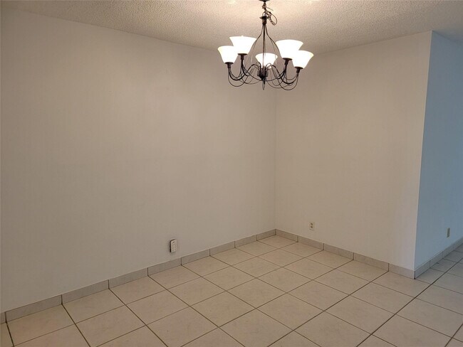 Building Photo - 1800 NE 39th Ct