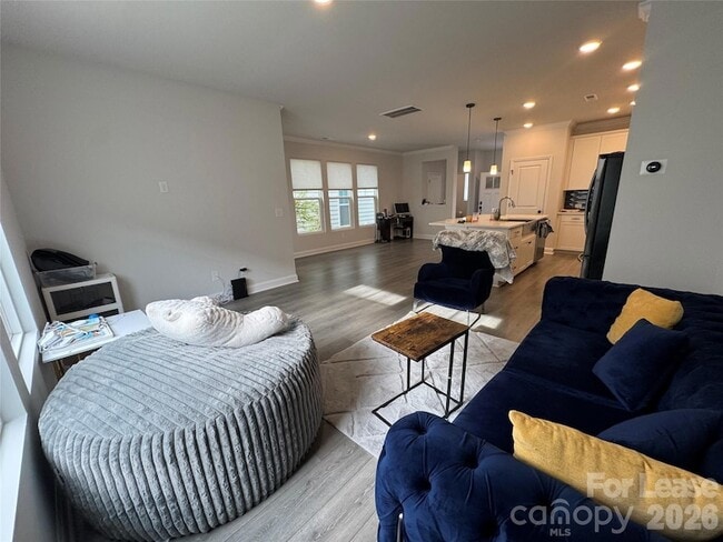 Building Photo - 335 Ladybird Ln