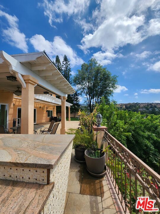 Building Photo - 17118 Oak View Dr