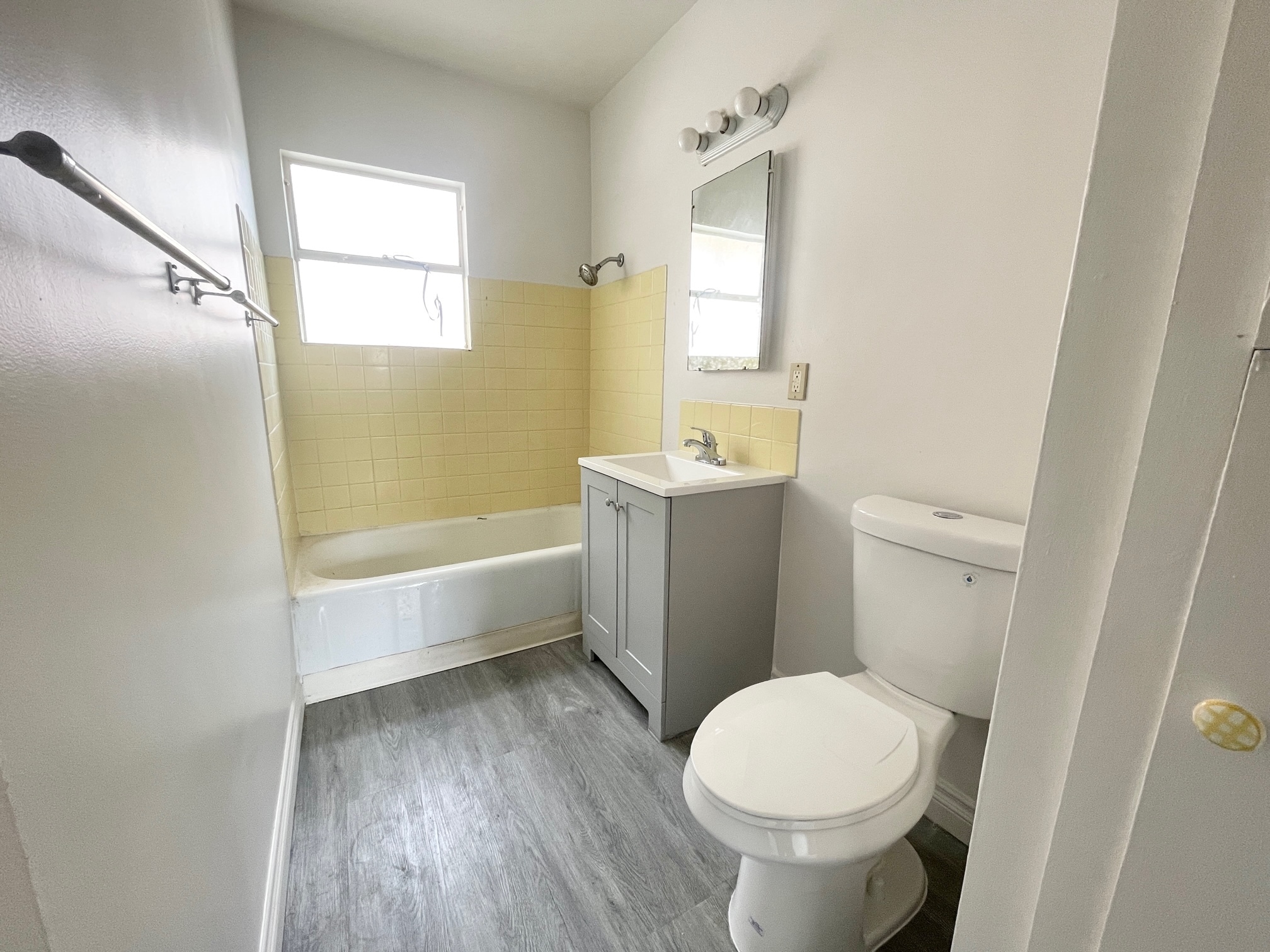 Building Photo - 525 E Valencia Ave