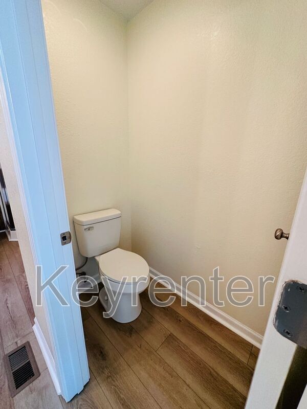 Building Photo - 846 Blue Spruce Way