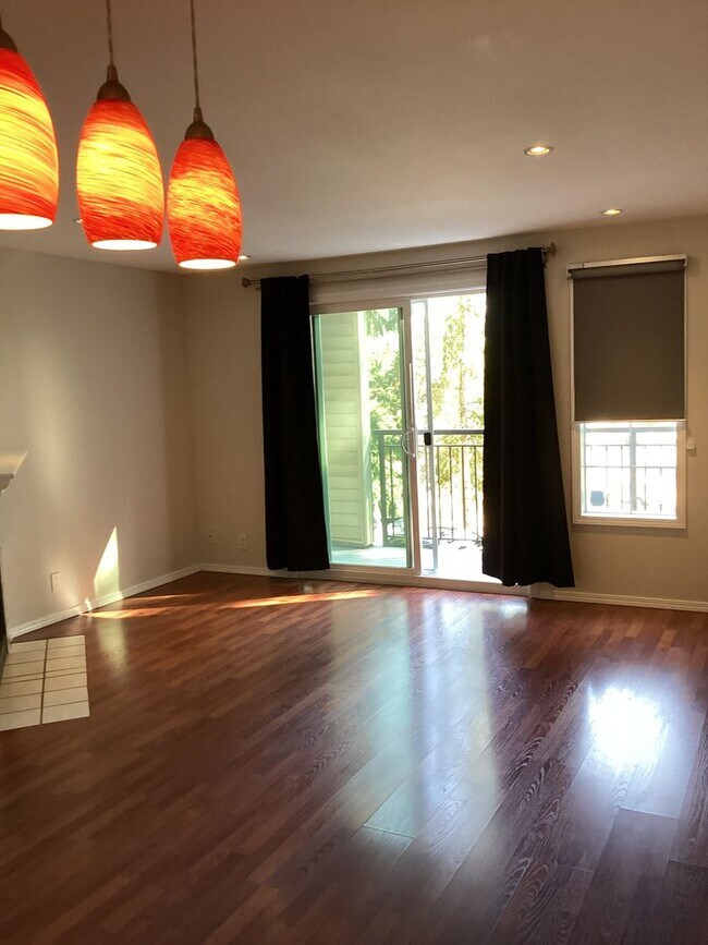 Building Photo - Charming Edmonds Condo with Two Garages an...