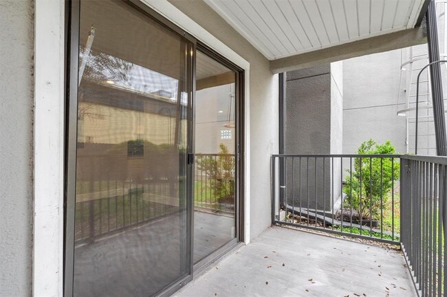 Building Photo - 935 La Posada Dr