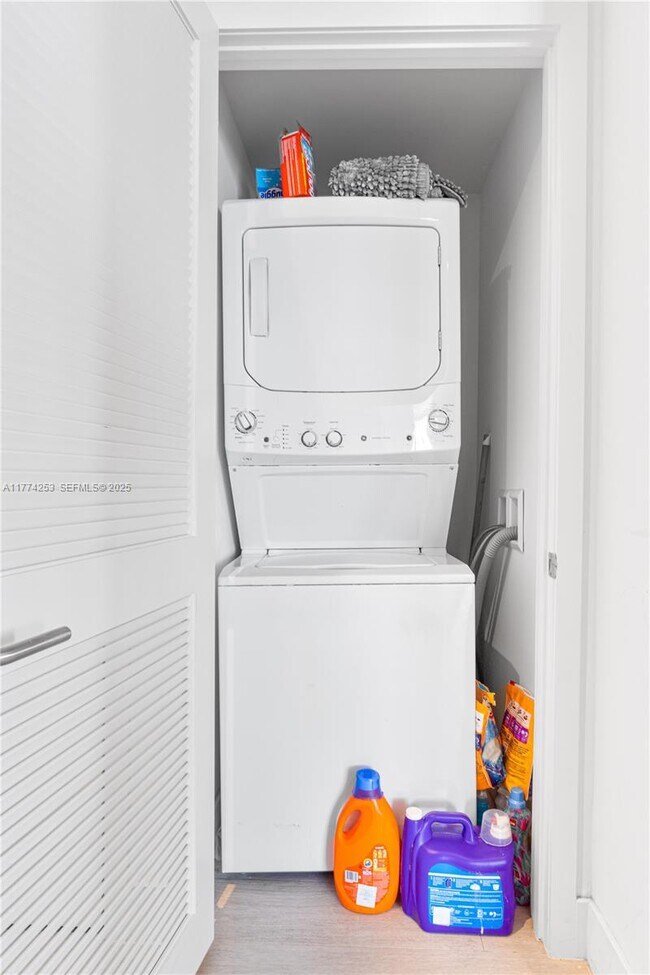 Building Photo - 4010 S Ocean Dr