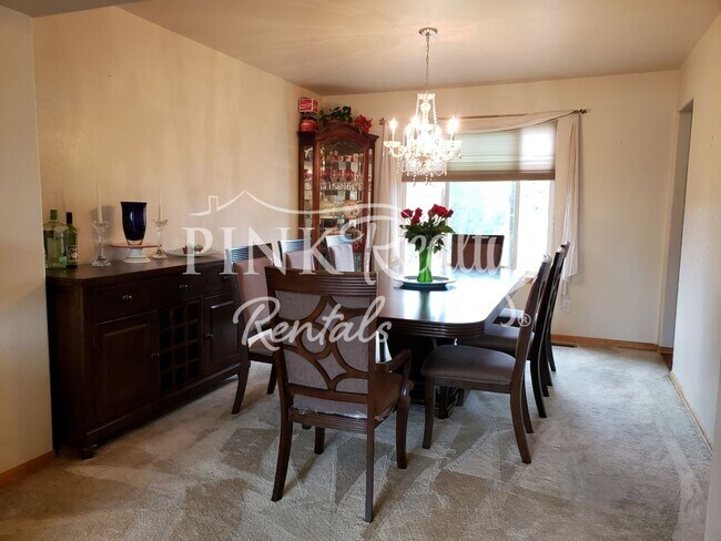 Building Photo - Gorgeous 5 Bedroom Home in D20!
