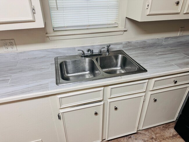 Building Photo - 3145 Woodview Dr