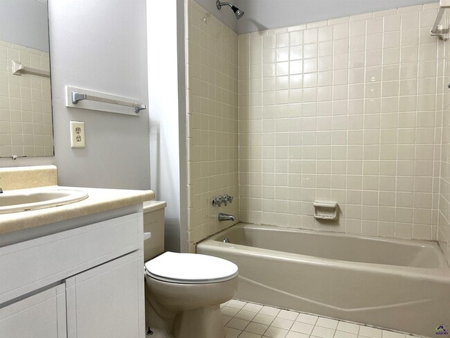 Building Photo - 122 N Springs Ct