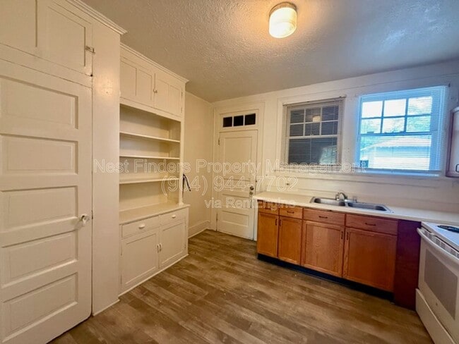 Building Photo - 2309 College St