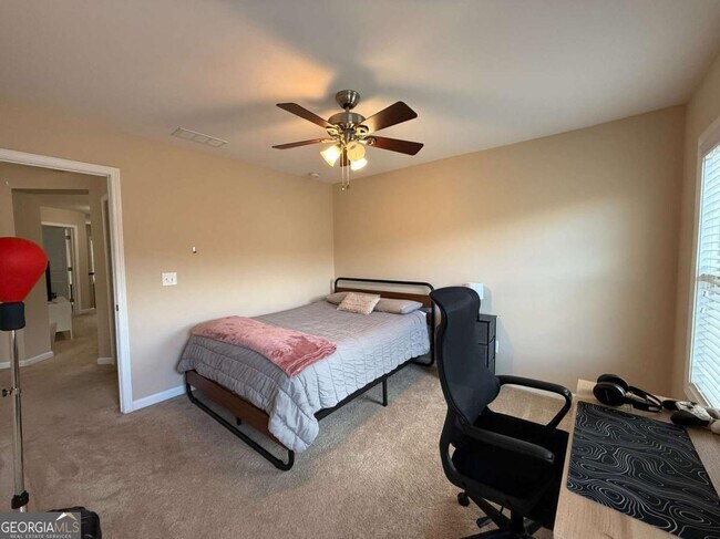 Building Photo - 1055 Hampton Oaks Dr