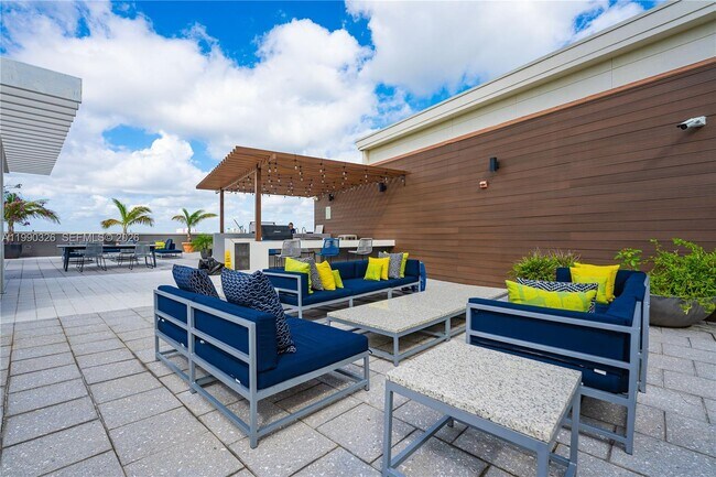 Building Photo - 3250 NE 1st Ave