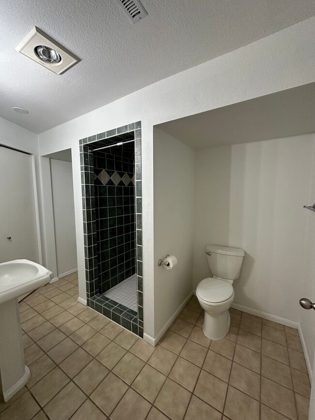 Building Photo - 2 Bedroom, 2 1/2 Bathroom Townhome located near hospitals and colleges!