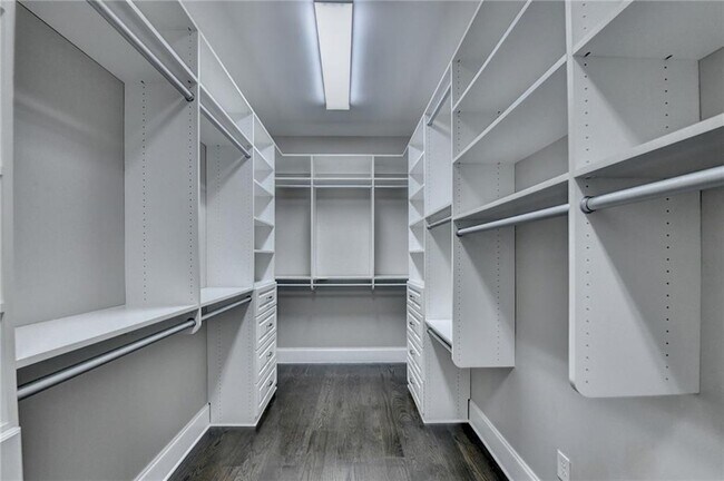 Building Photo - 11653 Parkside Ave