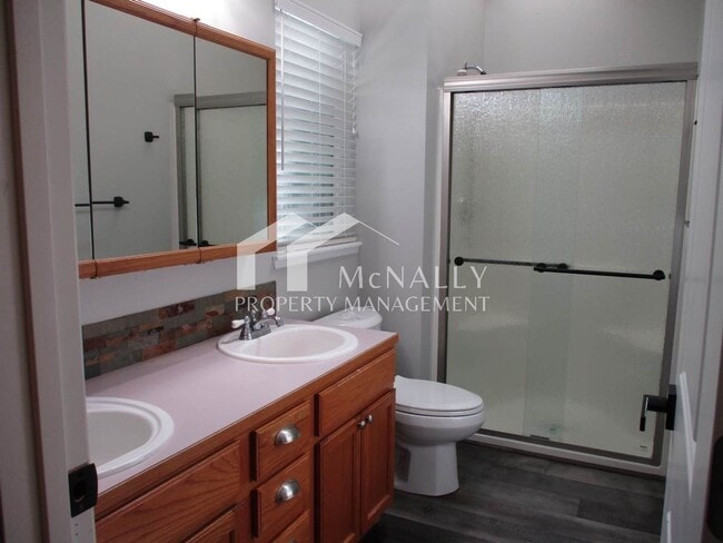 Building Photo - Beautiful 3 Bedroom, 1.75 Bathroom Welling...