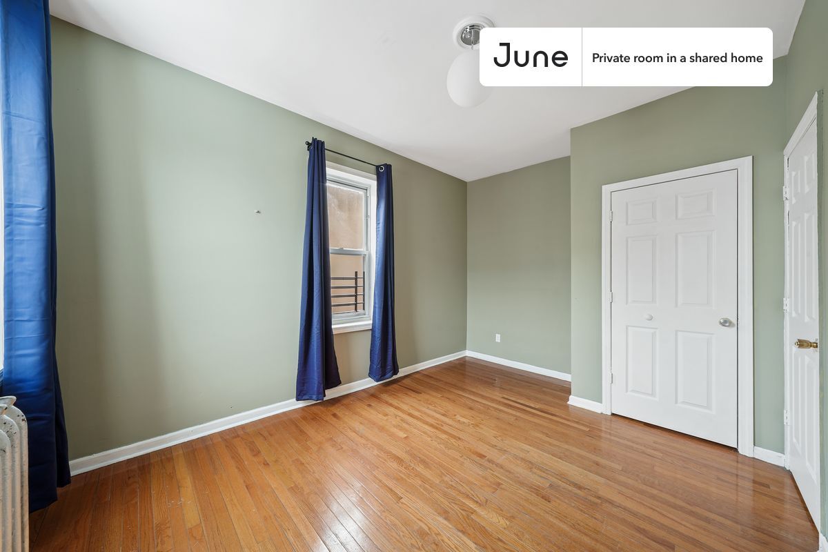 Building Photo - Room in Shared 4 bed/1 bath home