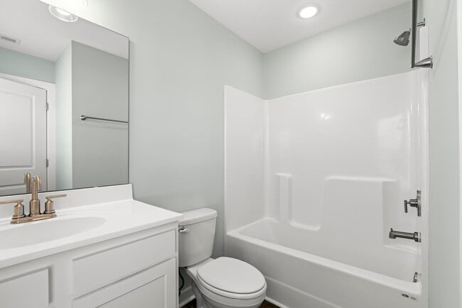 Building Photo - 3 Bedroom Townhome each with en-suite bath...
