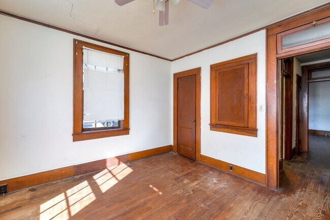 Building Photo - 25 W Charlotte Ave