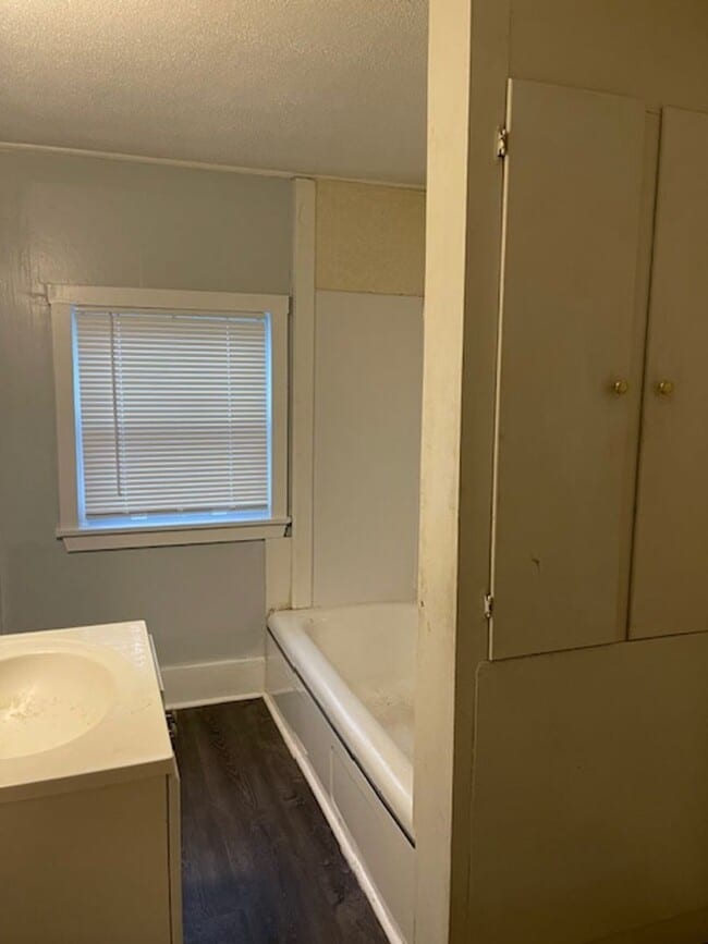 Building Photo - 18 Central St