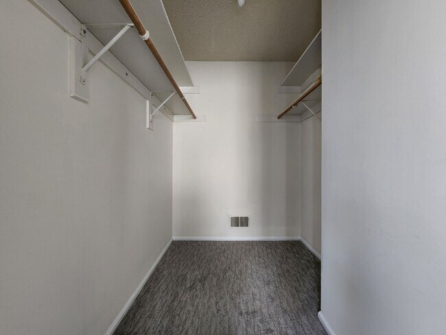 Building Photo - 2 Bedroom, 2 Bath - Society Hill, Mahwah, NJ - "NO BROKER FEE"