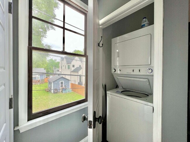 Building Photo - 1 Bed Apartment with TWO CAR GARAGE!