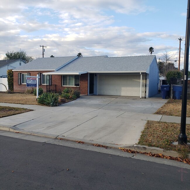 Building Photo - BEAUTIFUL REHABBED 5 BEDROOM 3 BATH HOME I...