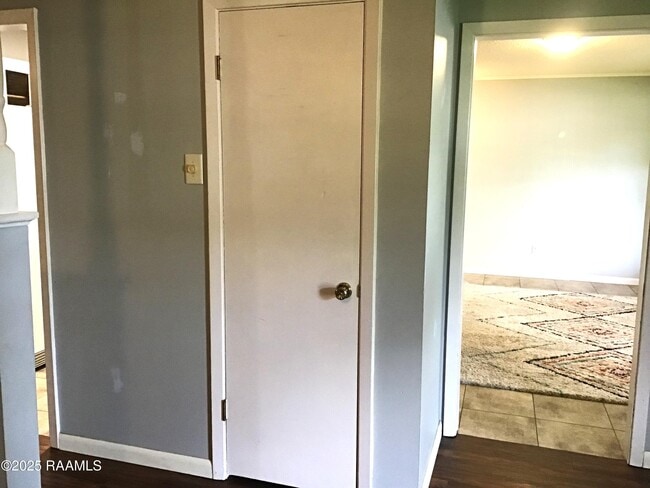 Building Photo - 116 Sorority Dr