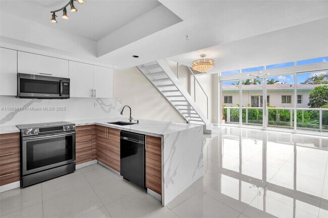 Building Photo - 2000 Bay Dr