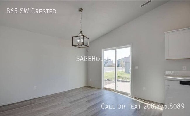 Building Photo - 865 SW Crested-