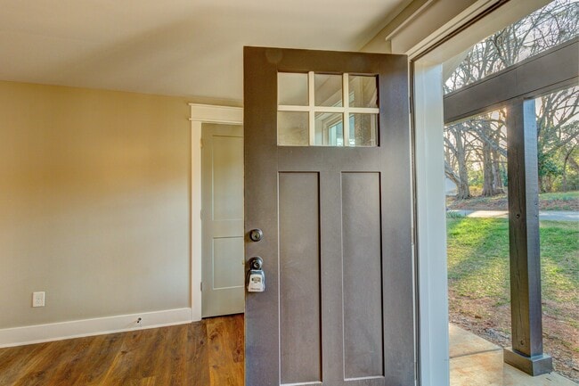 Building Photo - 824 2nd St