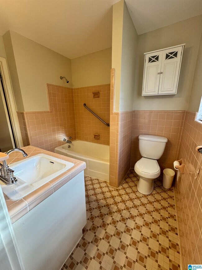 Building Photo - 3712 Country Club Dr S