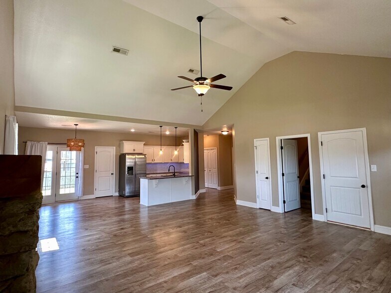 Building Photo - 1124 Eagle's View Dr