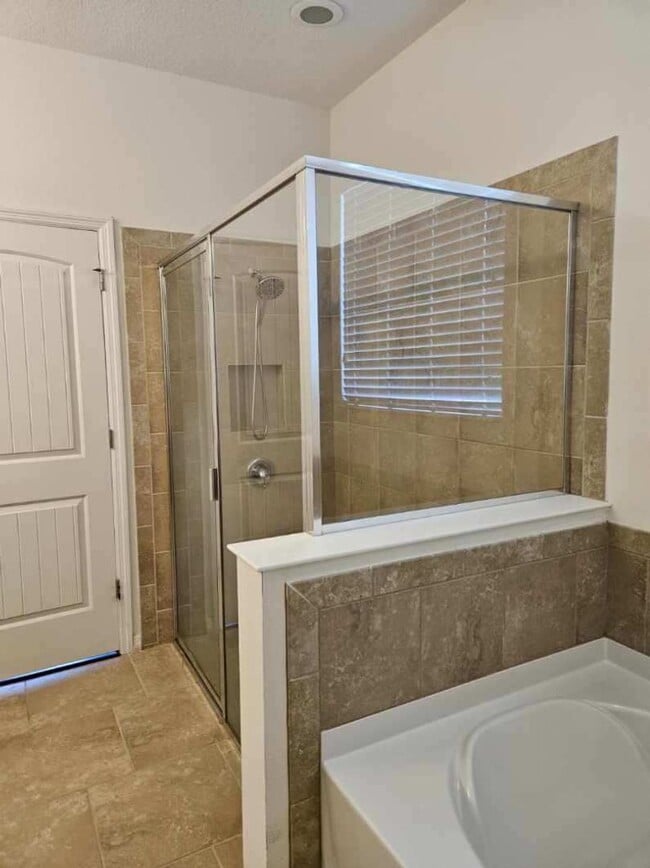 Building Photo - BEAUTIFUL 4 BEDROOM 3 BATH HOME IN THE BEA...