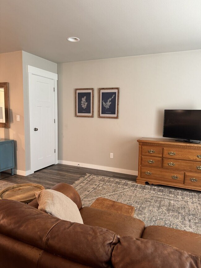 Building Photo - Furnished Hermiston Rental