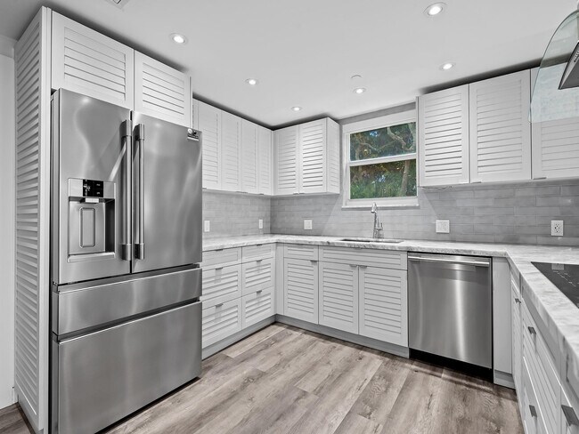 Building Photo - 1050 Seminole Dr