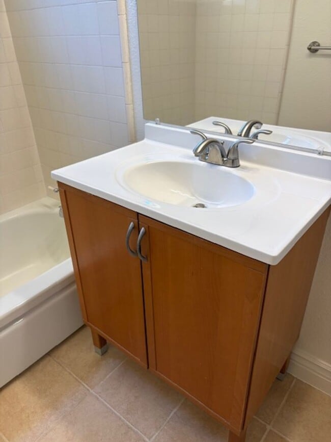 Building Photo - Beautiful 3 Bedroom, 1 Bathroom house