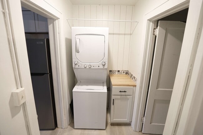 Building Photo - 826 Pennoyer Ave