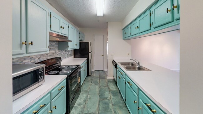 Building Photo - Ground Level 3 + 2 Spacious Updated condo