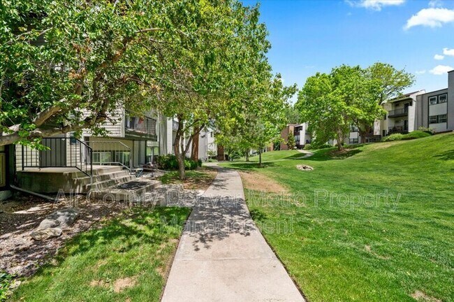 Building Photo - 1400 Golden Cir